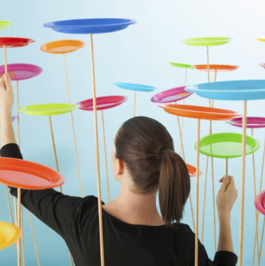 Figura mostrando mulher equilibrando ações no Gestão de Projetos