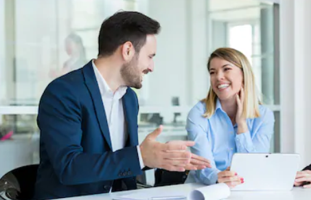 Foto com dois colegas de trabalho num relacionamento interpessoal