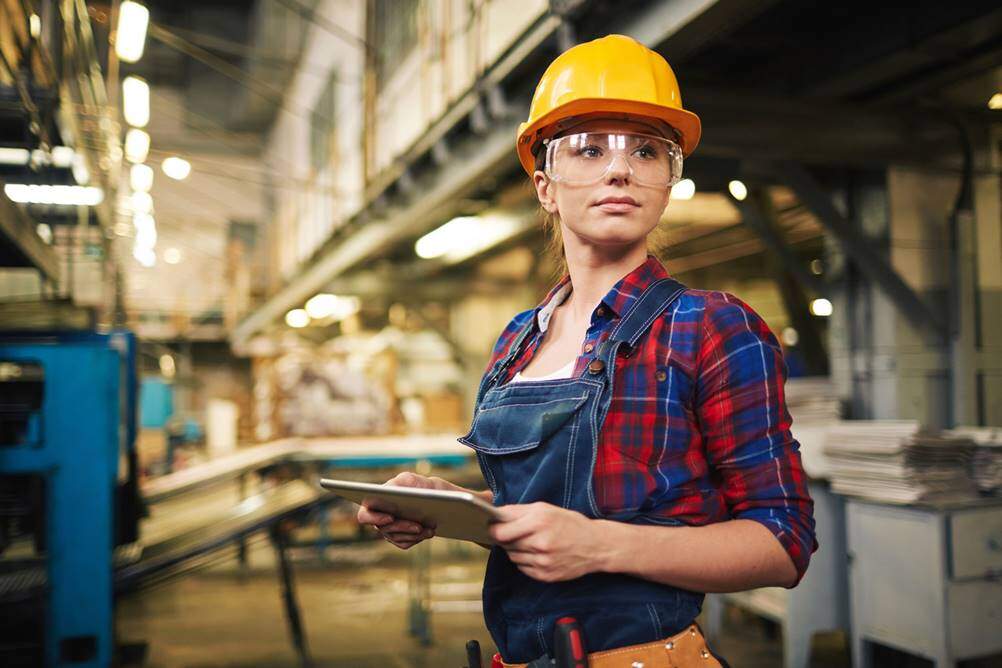 Mulher trabalhando em um dos tipos de Engenharia