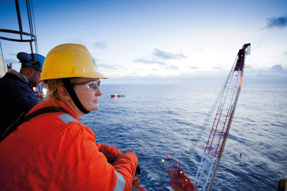 Mulher à bordo de navio exercendo um dos tipos de engenharia