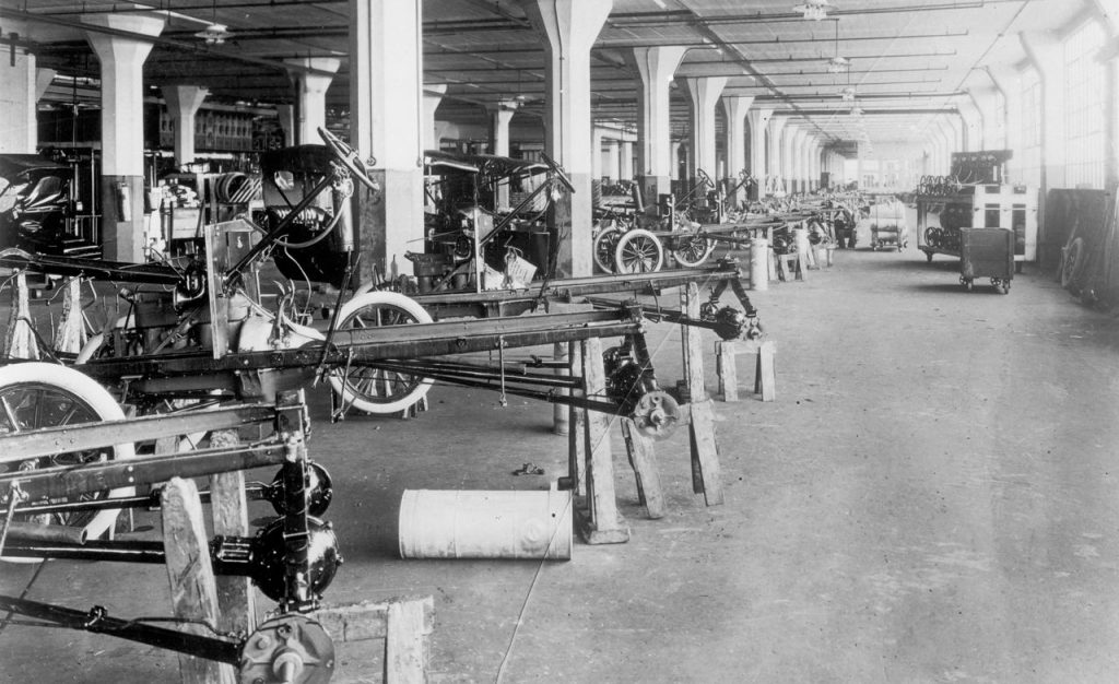 Foto vintage mostrando como era a linha de produção da Ford utilizando Fluxo Contínuo