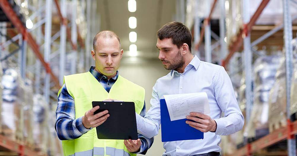 Nesta imagem, temos 2 empregados estudando o Plano Mestre de Produção