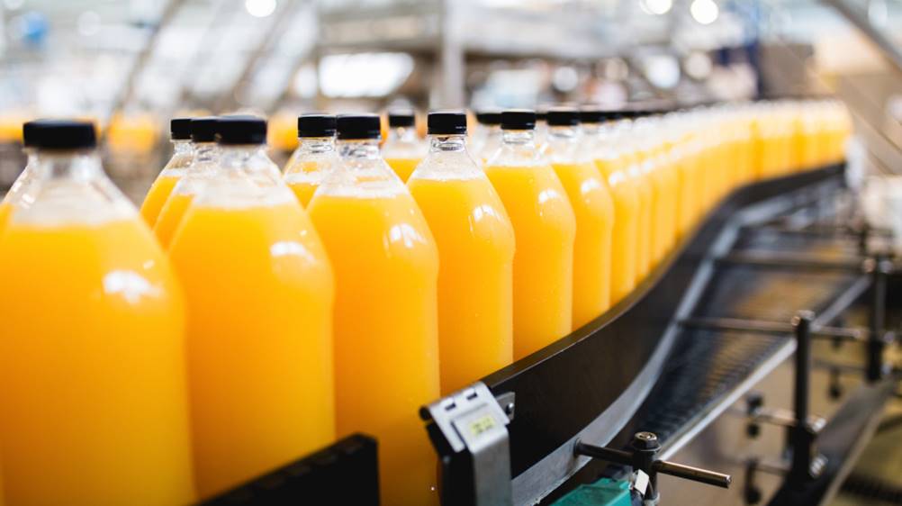 Uma fábrica aplicando as conceitos de padronização em suas bebidas
